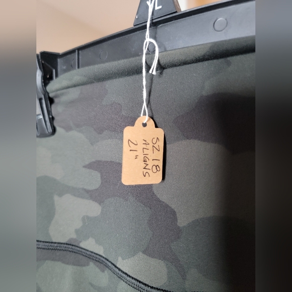 🍋 NWOT Lululemon Green Camo sz 18 "Like New" Aligns cropped 21" inseam - Picture 3 of 7